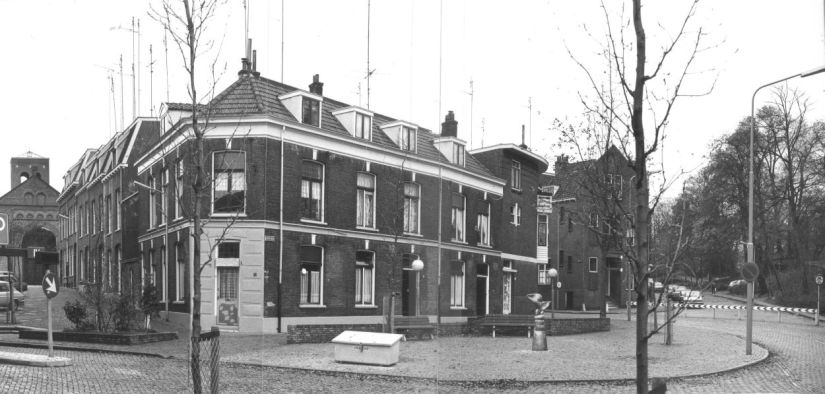 Links de Kroonstraat. Op het pleintje het beeld De Gouden Engel, gemaakt in 1980 door Ed van Teeseling, 1980 (Ber van Haren via F2515 RAN CC0 Auteursrechthouder: Gemeente Nijmegen)