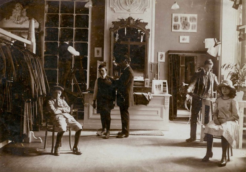 Interieur van de herenmodezaak "Het Witte Huis" gelegen op de hoek Houtstraat 42 en Augustijnenstraat 2; de eigenaar van de zaak was tot 1927 de firma Mogendorff. In 1927 werd de zaak overgenomen door de NV Rozenberg met hoofdkantoor in Rotterdam. De oprichter was Abraham Mogendorff (1869-1930). Het Witte Huis kent een lange geschiedenis , verwoest door het bombardement op 22 februari 1944 en heropend na de oorlog in de van Broeckhuijsenstraat, Houtstraat 42, 1920-1927 (F93660 RAN)