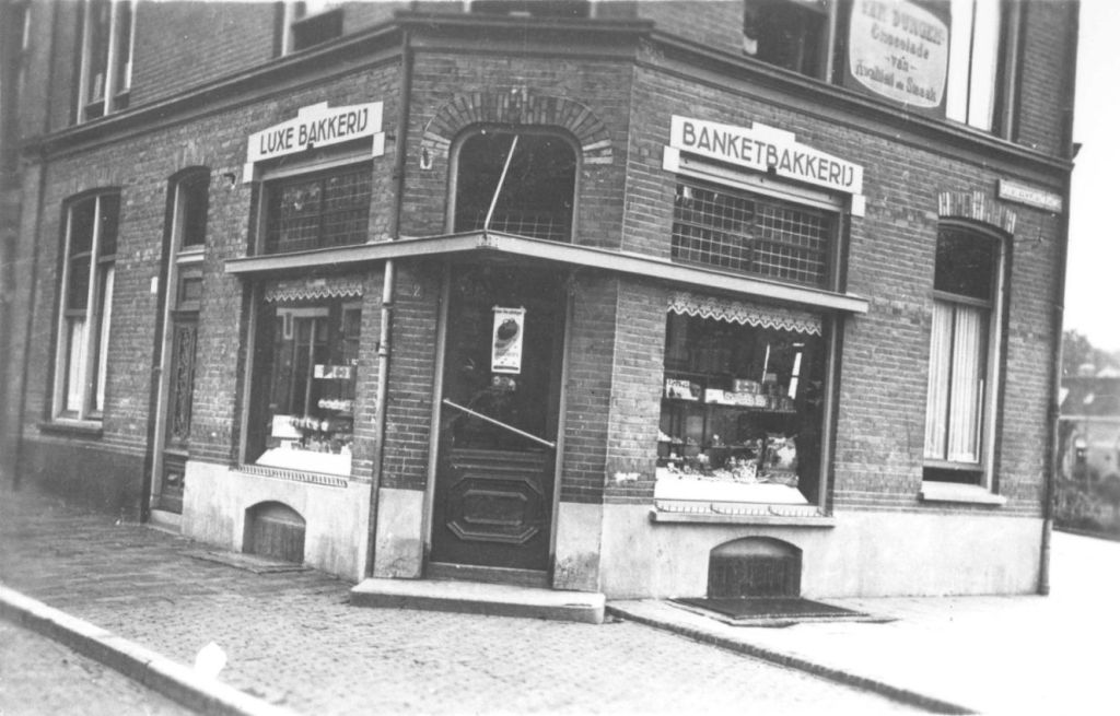 De luxe banketbakkerij van Leo Brouwer op de hoek waar Groesbeeksedwarsweg (rechts) en Beijensstraat (links) uitkomen op de Daalseweg, Beijensstraat 2, 1930 (F30229 RAN) Altrade