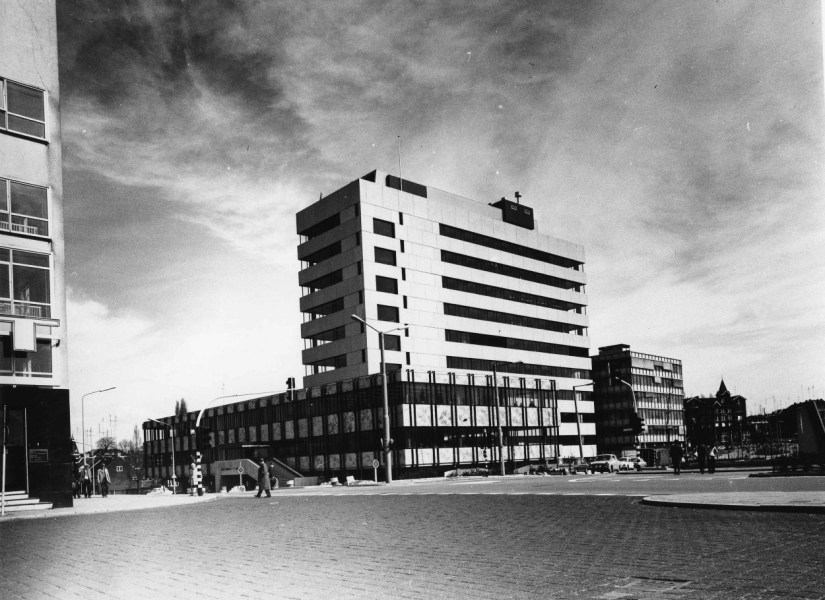	Links het (voormalige) postkantoor, rechts van het Belastingkantoor het (voormalige) Arbeidsbureau en het Kolpinghuis, Architect J.H. ten Have, Stieltjesstraat 2, 1973-1975 (F39129 RAN CCBYSA Auteursrechthouder: Hans en Tijs ten Have)