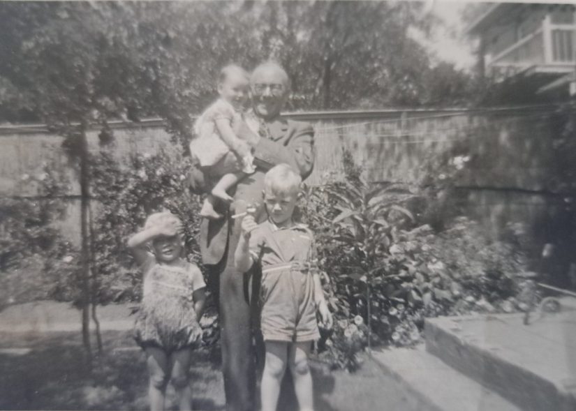 Achtertuin familie Krijff Emmalaan 7: grootvader Jan Joosten met kleinkinderen Krijff, 1955/1956 (ter beschikking gesteld door J. Krijff; copyright: J. Krijff)