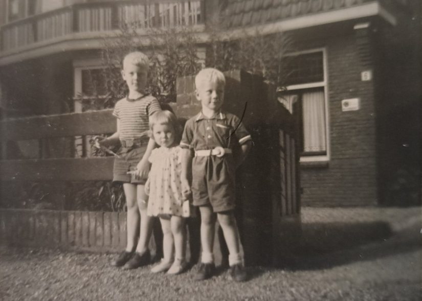 Emmalaan 6: kinderen familie Krijff, zij woonden op Emmalaan 7. Op 6 woonde Mej. van Grondelle, akela bij Keizer Karel Padvinders, 1955 (foto beschikbaar gesteld door J. Krijff; Copyright: J. Krijff)