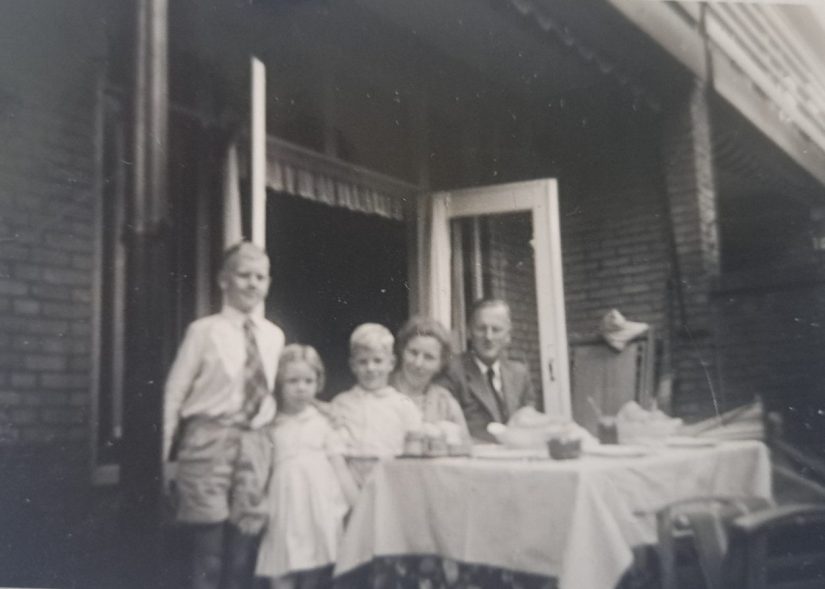 Op het terras achtertuin familie Krijff, van links naar rechts: Luco, Nienke, Jan, ma en pa, 5-8-1955 (foto beschikbaar gesteld door J. Krijff, copyright: J. Krijff)