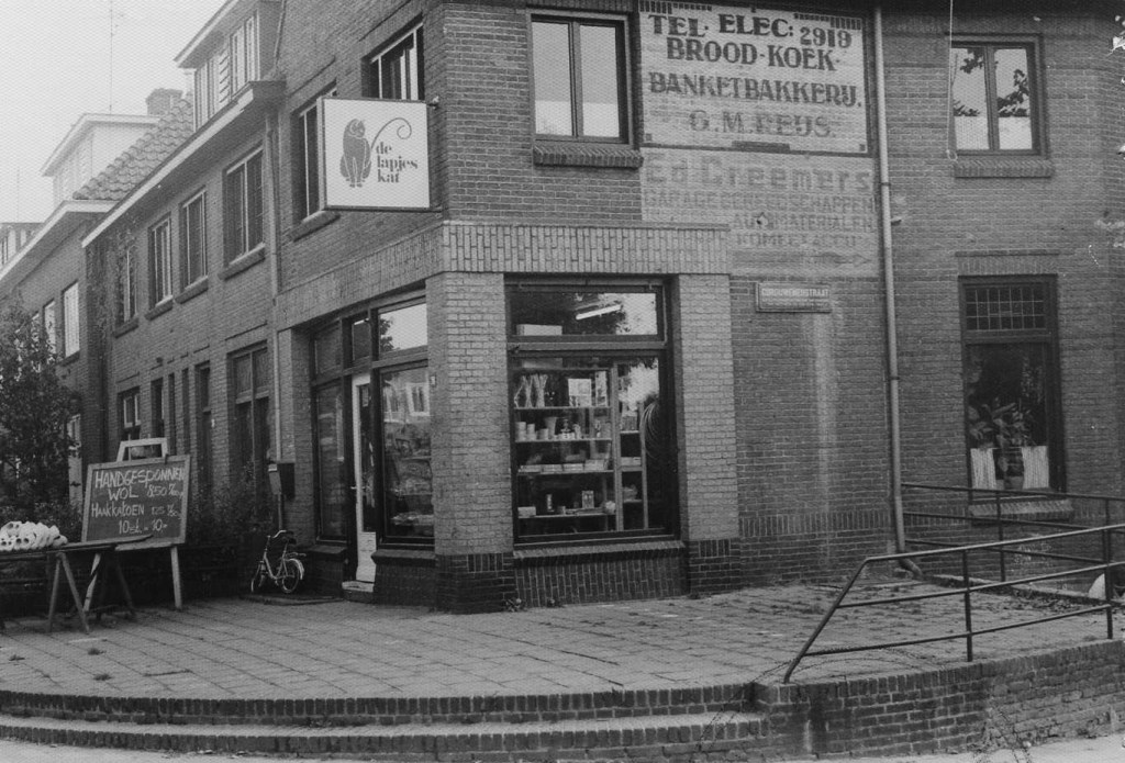 De Lapjeskat, verkoop van wol- en katoengaren. Voorheen bakkerij Reijs en een zaak met garagegereedschappen en automaterialen van Ed Creemers, getuige de reclameschildering op de muur, Berg en Dalsseweg 284, 1975-1980 (F86336 RAN CC0)