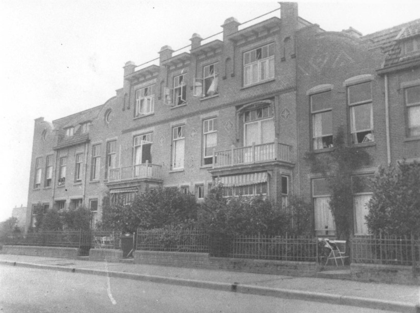 Huizenblok van 4 als middenstandswoningen gebouwd door de aannemerscombinatie Thunnissen en Kropman in 1914. Links de hoek met de Rembrandtstraat die nog onbebouwd is, Mesdagstraat 39 -45, 1914-1922 (F6054 RAN)