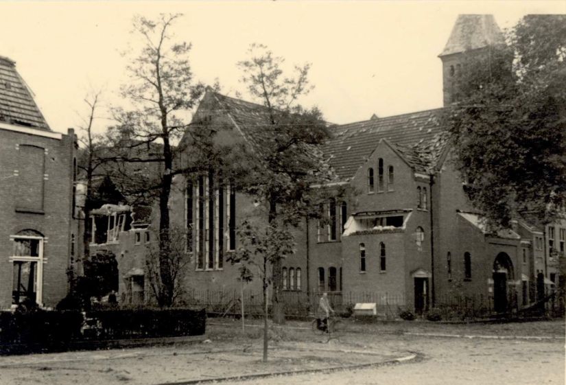 De beschadigde Immanuelkerk met links de Staringstraat, september-december 1944 (F28328 RAN)