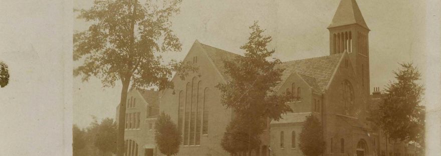 De gereformeerde Noorderkerk, gebouwd in 1911/1912 naar ontwerp van architect Tjeerd Kuipers (21/12/1857 - 13/11/1942), Bijleveldsingel 1914 (F88885 RAN)