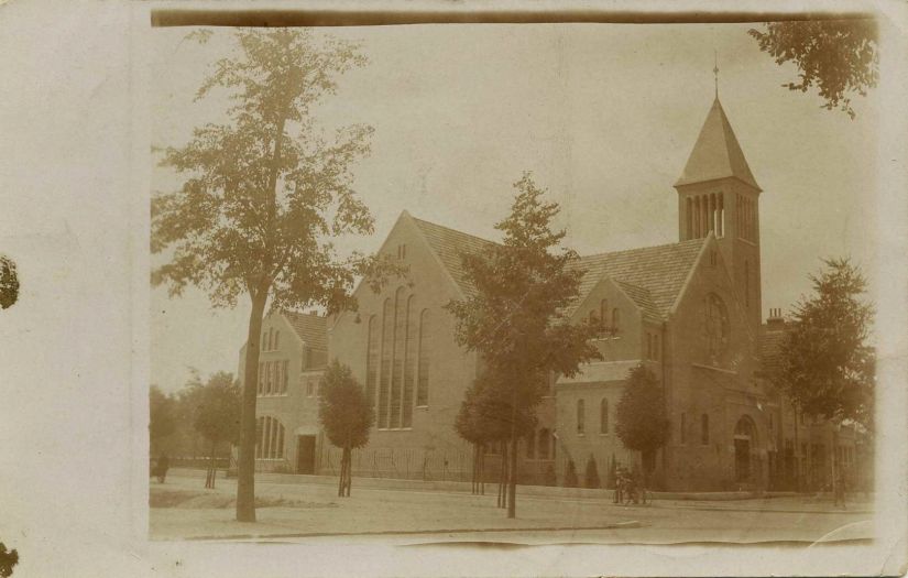 De gereformeerde Noorderkerk, gebouwd in 1911/1912 naar ontwerp van architect Tjeerd Kuipers (21/12/1857 - 13/11/1942), Bijleveldsingel 1914 (F88885 RAN)