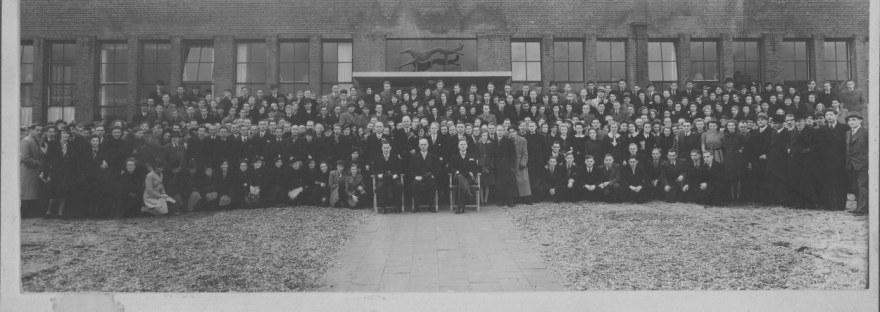 Directie en personeel op de officiële openingsdag van de nieuwe Schoenfabriek van Swift, Muntweg 65 Nije Veld, 18/11/1940 (Foto Verweij via F58981 RAN CCBYSA tevens Auteursrechthouder)