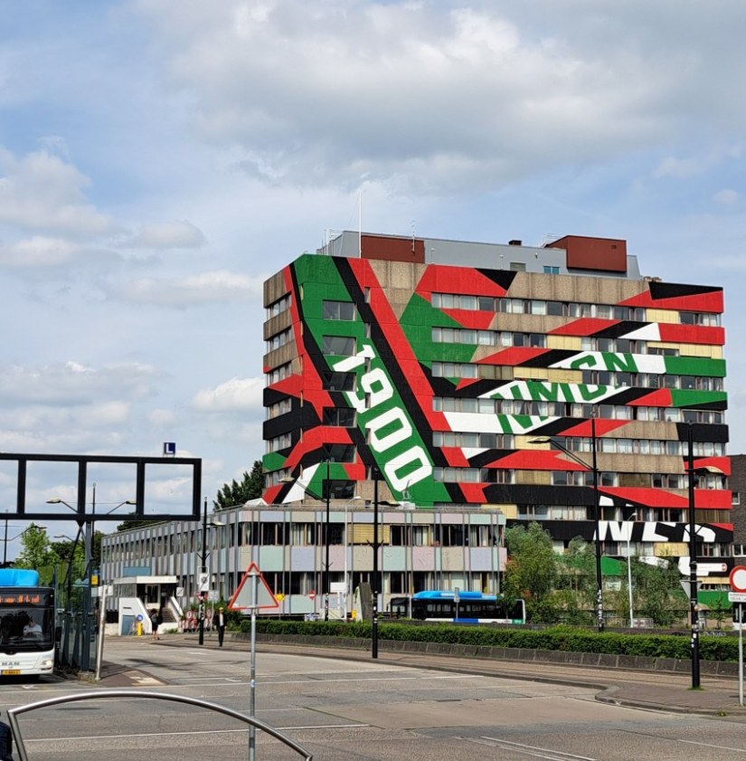 Oude Belastingkantoor ingepakt met NEC sjalen (mei 2026)