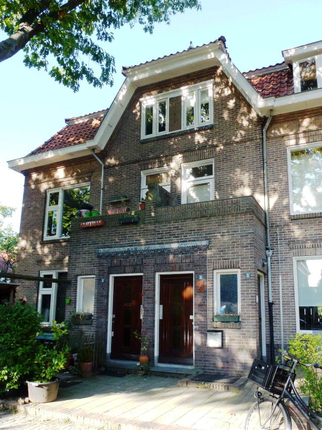 Rembrandtstraat 1 3 5: Huis & Hof, complex woningwetwoningen, gebouwd in 1921 naar een ontwerp van architect Charles Estourgie, 2013 (Henk van Gaal via DF3902 RAN CC0)