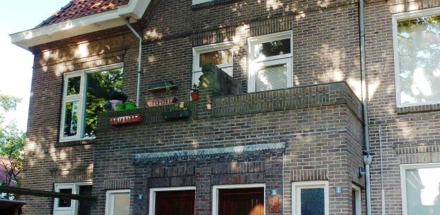 Rembrandtstraat 1 3 5: Huis & Hof, complex woningwetwoningen, gebouwd in 1921 naar een ontwerp van architect Charles Estourgie, 2013 (Henk van Gaal via DF3902 RAN CC0)