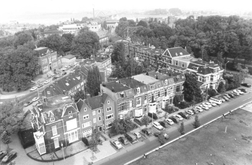 Vredestraat gezien vanaf het Belastingkantoor. Rechts de Kronenburgersingel en het Kronenburgerpark; linksboven de St. Willibrordusschool aan de Stieltjesstraat, 12/10/1977 (Theo Hendriks via F1432 RAN CC0)