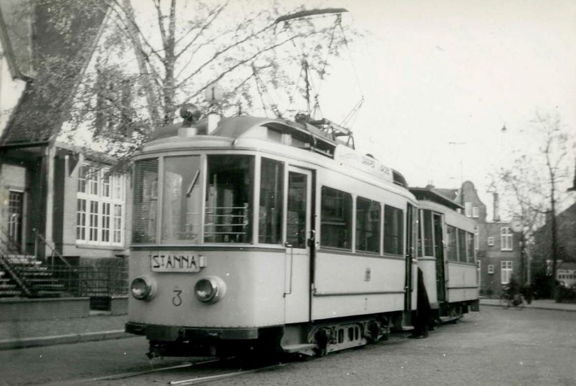 Berg en Dalsseweg 253 255 architect Knoops: Een tram van lijn 1 op de hoek van de Berg en Dalseweg met de Broerdijk rechts, 1930-1952 (F93217 RAN)