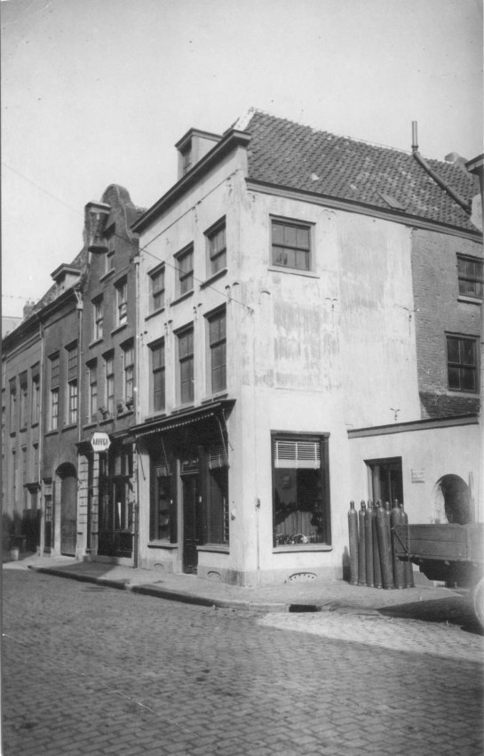Het pand van F.J. van Pelt, oliën en vetten (nr. 47), gezien vanaf de Priemstraat. Links naar de Oude Haven, 1952 (Fotopersbureau Gelderland via F19047 RAN CCBYSA Auteursrechthouder J.F.M. Trum)