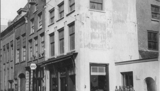 Het pand van F.J. van Pelt, oliën en vetten (nr. 47), gezien vanaf de Priemstraat. Links naar de Oude Haven, 1952 (Fotopersbureau Gelderland via F19047 RAN CCBYSA Auteursrechthouder J.F.M. Trum)