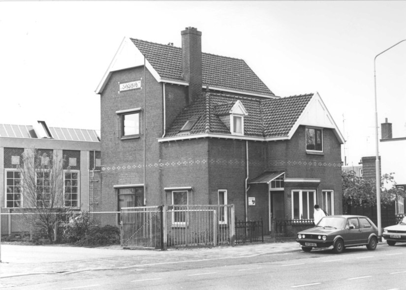Een vrijstaande woning (Huize Saskia). Het voormalig woonhuis van E.W. Smit, directeur van Smit Transformatoren, Groenestraat 265, 1987 (Anton van Roekel via F17776 RAN CCBYSA)