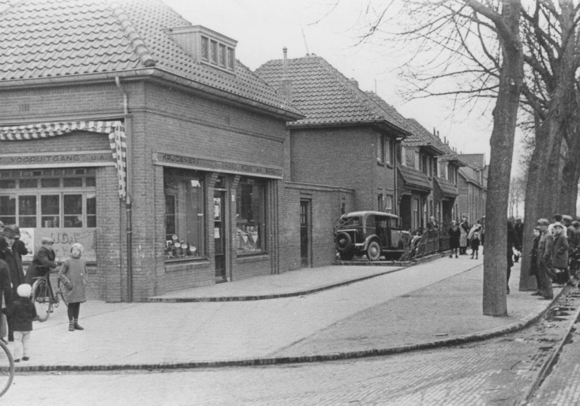 Een auto-ongeval op de Weurtseweg op de hoek met de Kanaalstraat, 1930 (F22534 RAN)