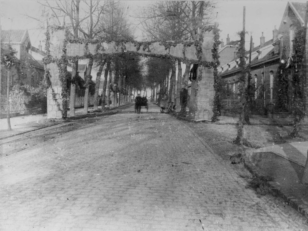 Weurtseweg: Viering van het vijf en twintig jarig koningsschap van Wilhelmina, gezien ter hoogte van de Pater van Hooffstraat, 1923 (F1790 RAN)