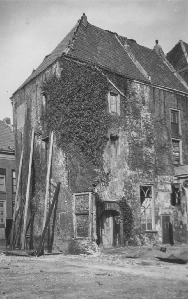 De zij en achtergevel van het Jezuïetenhuis (Hof van Xanten), voor de restauratie, Lage Markt 32, 5/1948 (Fotopersbureau Gelderland via F19046 RAN CCBYSA Auteursrechthouder J.F.M. Trum)