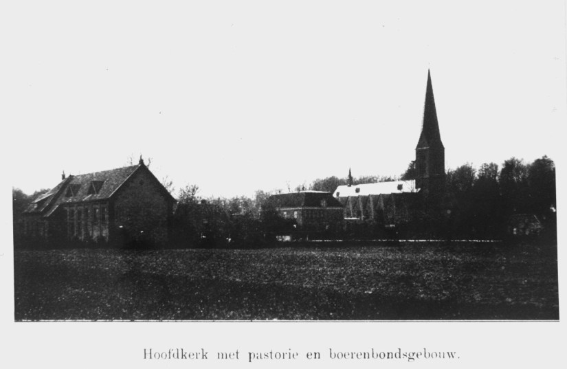 St.-Antonius Abtkerk met pastorie (midden) en bondsgebouw, Dennenstraat, 1920-1925 (Evert F. van der Grinten via F78872 RAN CCBYSA tevens Auteursrechthouder)