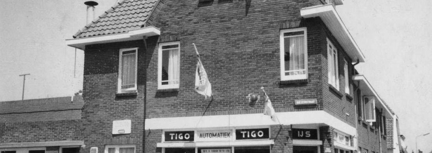 Automatiek TIGO op de hoek met de Maasstraat, later kwam hier Snackbar Groenen in, Biezenstraat 112, 6/1969 (F86328 RAN CC0) Biezen Waterkwartier