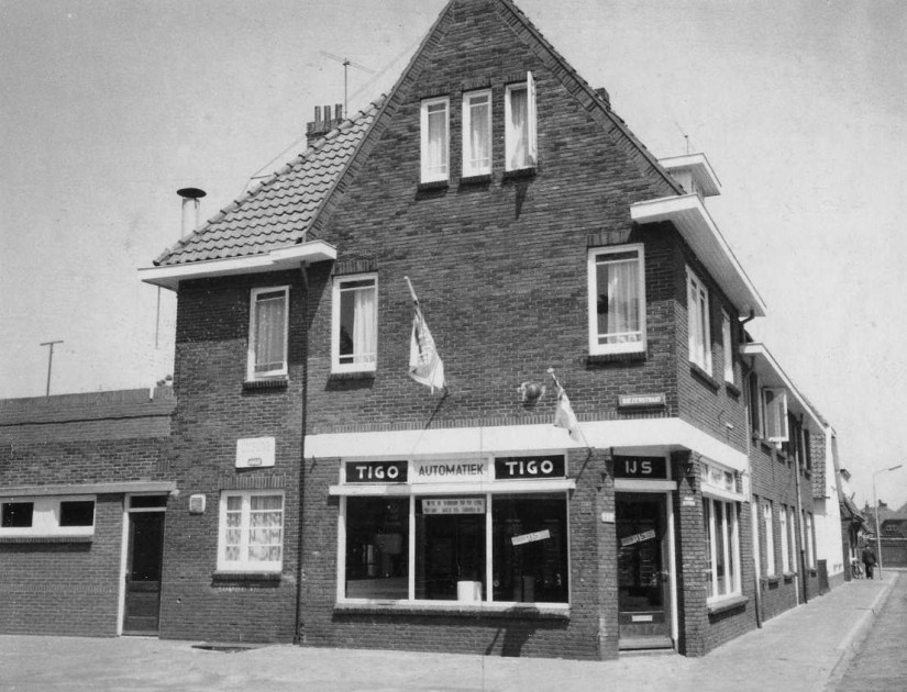 Automatiek TIGO op de hoek met de Maasstraat, later kwam hier Snackbar Groenen in, Biezenstraat 112, 6/1969 (F86328 RAN CC0) Biezen Waterkwartier