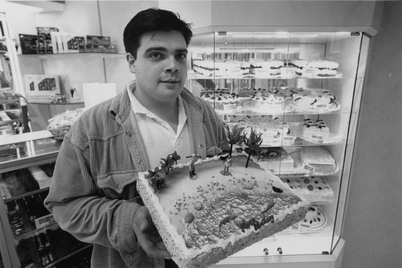 Banketbakkerij Kosters bestaat dit jaar veertig jaar. Eigenaar Marc Borsten toont trots een van de specialiteiten van zijn bedrijf, de happy-birthday taart. De vierkante, op bestelling gebakken verjaardagstaart was een van de producten waarmee de bakkerij in de afgelopen jaren naam verwierf, Willemsweg 58, 12/2/1995 (Ger Loeffen via F37141 RAN CCBYSA) Willemskwartier