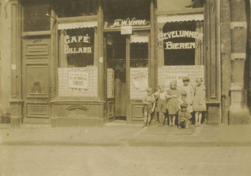 Café Billard A.W. Vink van de familie Vink-van Roozendaal. Rechts voor de pui de vier kinderen uit het gezin, Johannes Hendrikus (Jo) en Antonius Wilhelmus (Toon), Hendrina Anna (Rika) en Anna Wilhelmina (Annie) en drie vriendinnetjes van de familie Winkels, Ganzenheuvel 71, 8/1934-9/1934 (F39218 RAN) Benedenstad