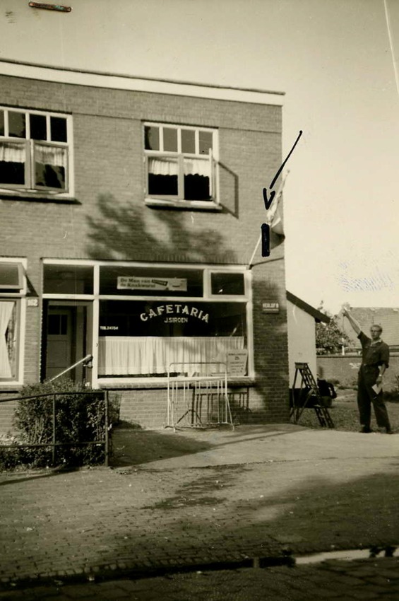 De Cafetaria van Jan en Kitty Siroen. De man rechts is Hans Mensink, hij heeft later een Café aangebouwd. Later zat hier Cafetaria 'T Bieske, daarna Cafetaria Grillroom Pizzeria 'Fama Costa' en weer later Cafetaria Grillroom Pizzeria 'Waterkwartier, Biezenstraat 162, 1965- 1970 (F86329 RAN CC0)