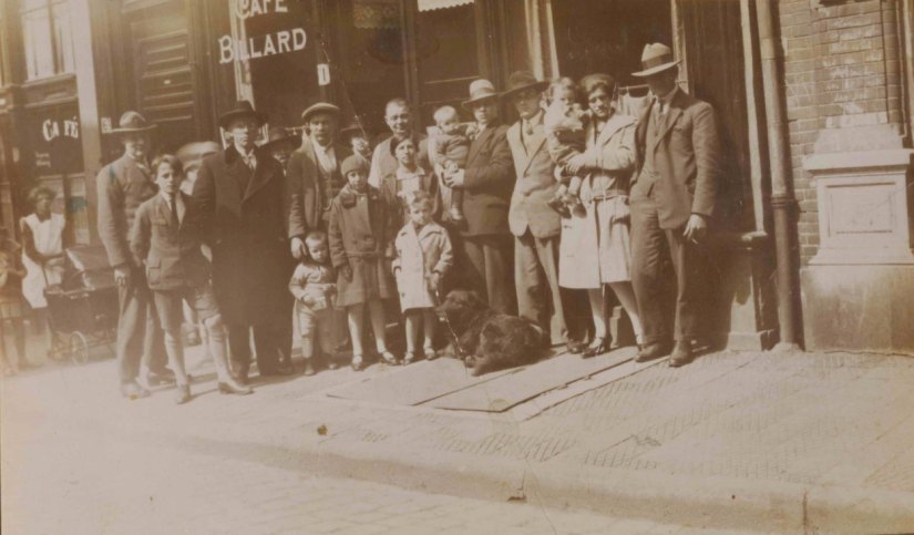 Groepsfoto van de familie Vink voor Café A.W. Vink. In het midden, zonder hoed, eigenaar/uitbater Antonius Wilhelmus (Toon) Vink (28/06/1898 - 07/06/1968), Ganzenheuvel 71, 1929-1931 (F39215 RAN) Benedenstad