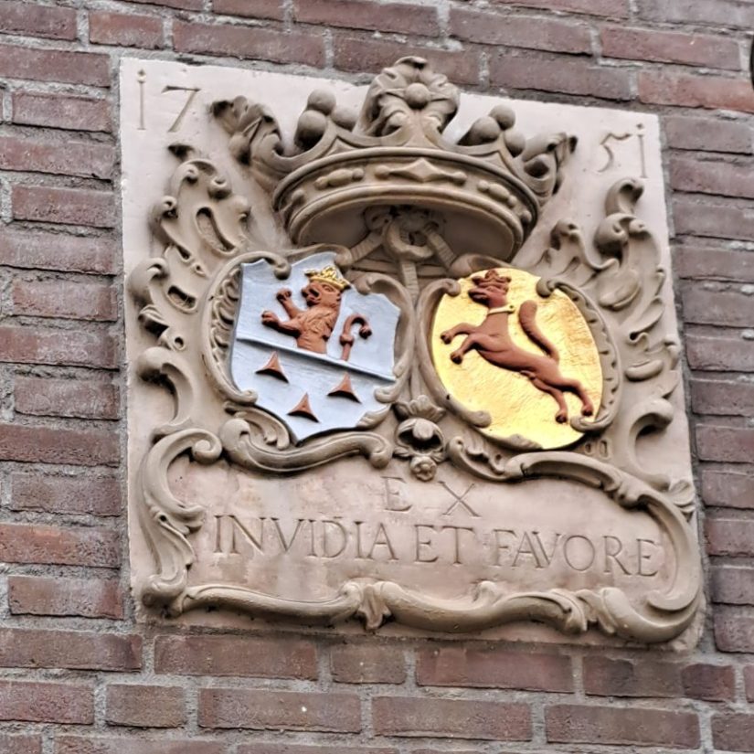 Gevelsteen Ridderstraat (augustus 2025)