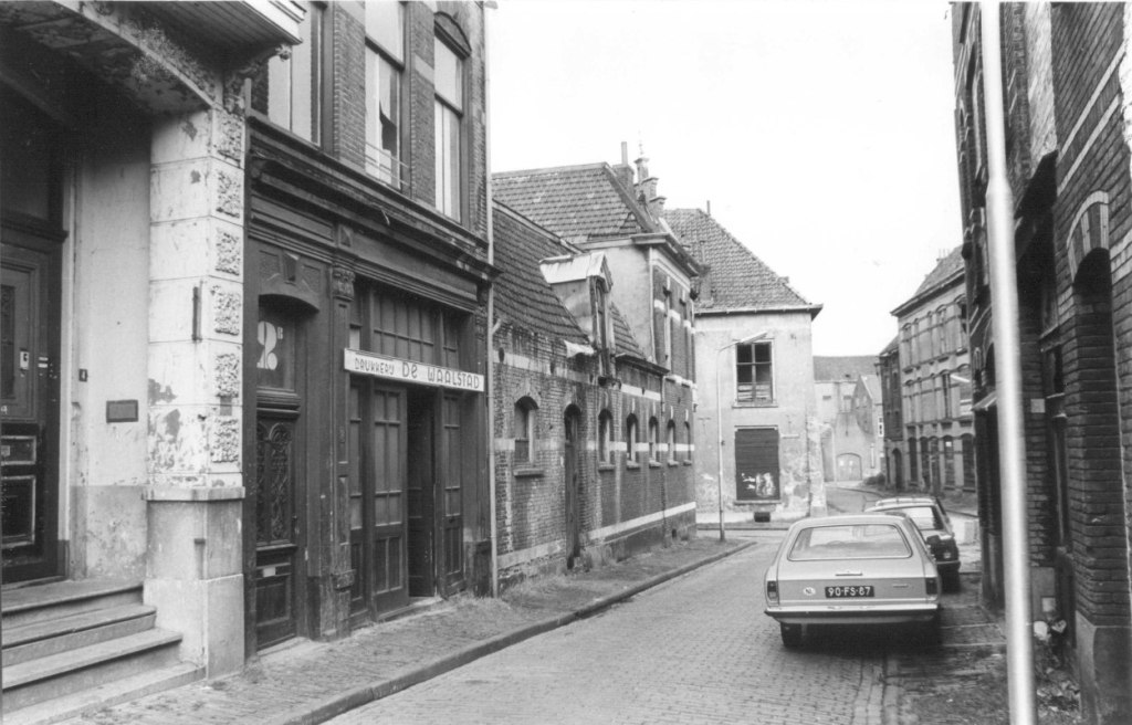Een aantal verwaarloosde panden ; links onderaan de hoek met de Begijnenstraat ; op de achtergrond rechtdoor de Oude Koningstraat, 8/1978 (Theo Hendriks via F29342 RAN CC0)