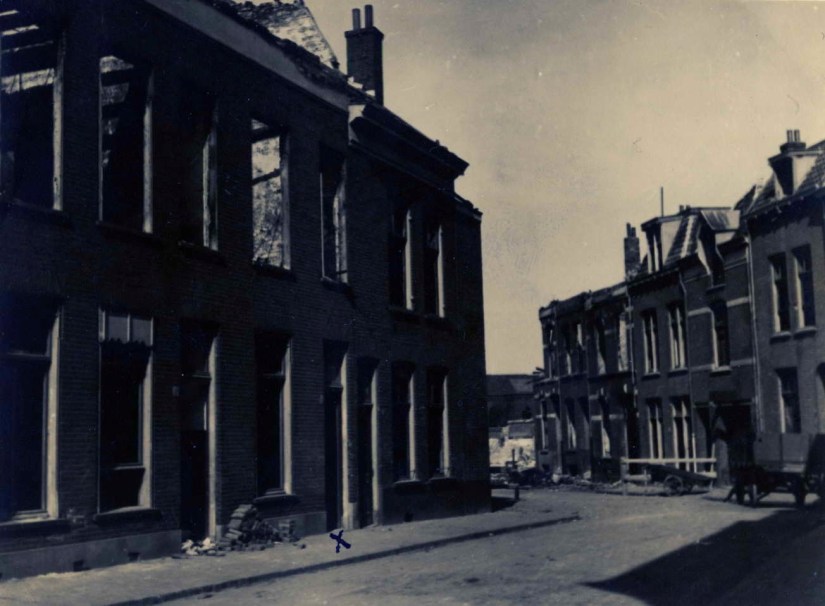 De door het bombardement van 22 februari 1944 zwaar getroffen Parkdwarsstraat nadat het puin geruimd is, 22/2/1944-1/4/1944 (F87364 RAN)
