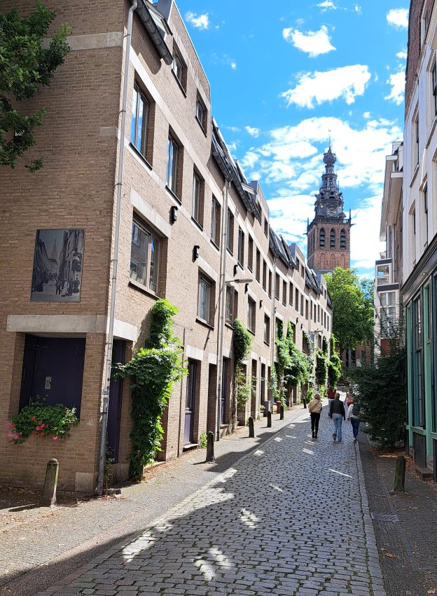 Priemstraat met historische foto (augustus 2025)