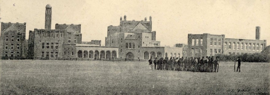 De Prins Hendrikkazerne. De kazerne werd tussen 1909 en 1911 gebouwd in opdracht van het Ministerie van Koloniën als opleidingsschool voor soldaten en onder-officieren van het KNIL naar een ontwerp van architect Jo Limburg in de stijl van het rationalisme en is vernoemd naar Hendrik van Mecklenburg-Schwerin die zelf de eerste steen legde. In 1995 verdween het leger geheel uit de kazerne, Daalseweg 382, 1910 (F16028 RAN) Hengstdal