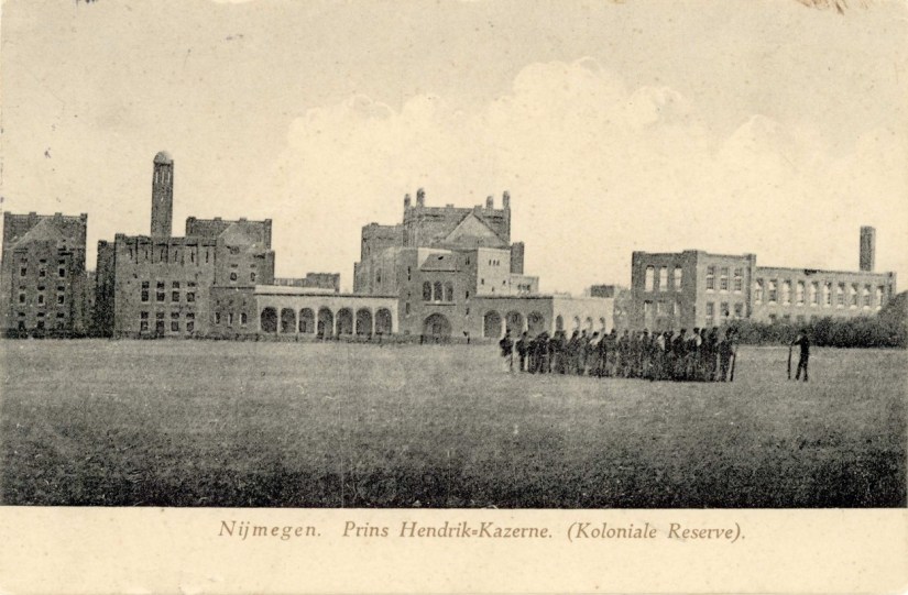 De Prins Hendrikkazerne.
De kazerne werd tussen 1909 en 1911 gebouwd in opdracht van het Ministerie van Koloniën als opleidingsschool voor soldaten en onder-officieren van het KNIL naar een ontwerp van architect Jo Limburg in de stijl van het rationalisme en is vernoemd naar Hendrik van Mecklenburg-Schwerin die zelf de eerste steen legde.
In 1995 verdween het leger geheel uit de kazerne, Daalseweg 382, 1910 (F16028 RAN) Hengstdal