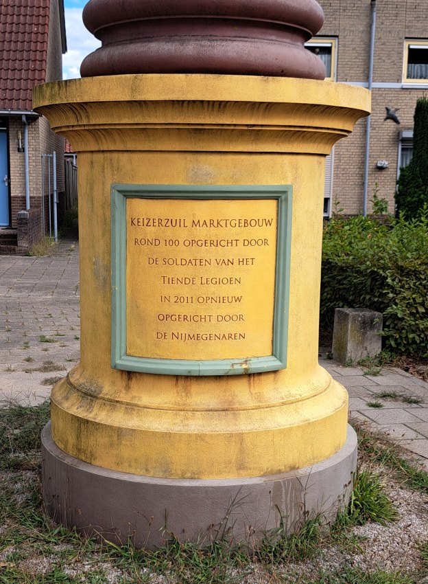 Tekst Romeinse zuil augustus in het Rode Dorp (augustus 2026)