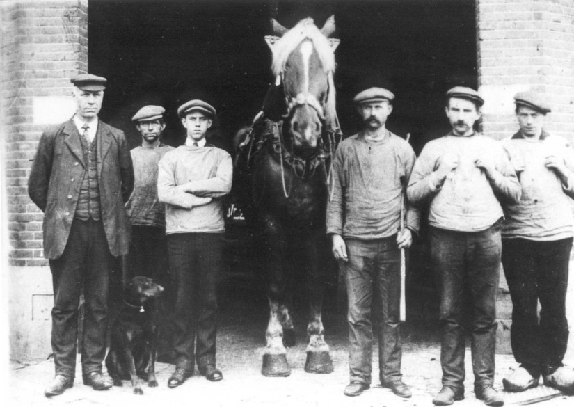 Verhuisbedrijf C.van Wezel, met links Carel van Wezel (sleper), 3e van links Willem (zoon van Carel van Wezel) en rechts Andries Seegers (sleper), 1920 (F55498 RAN)