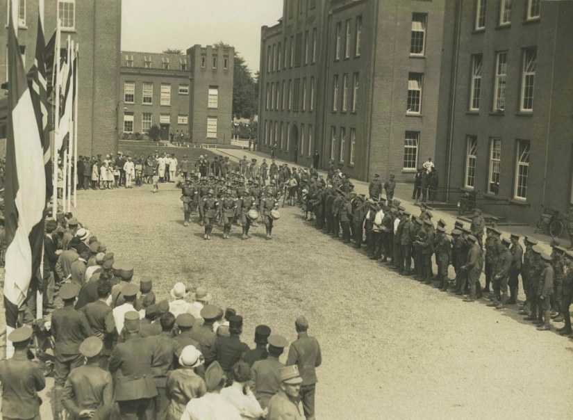 Tijdens de 18e Vierdaagse keert een detachement van de Reichswehr (Duitsland) terug in de Prins Hendrik-kazerne. (BRD), 17/7/1928-20/7/1928 (Fotobureau Gazendam, Arnhem via F40014 RAN Auteursrechthouder: KNBLO-Nl) Daalseweg 382 Hengstdal
