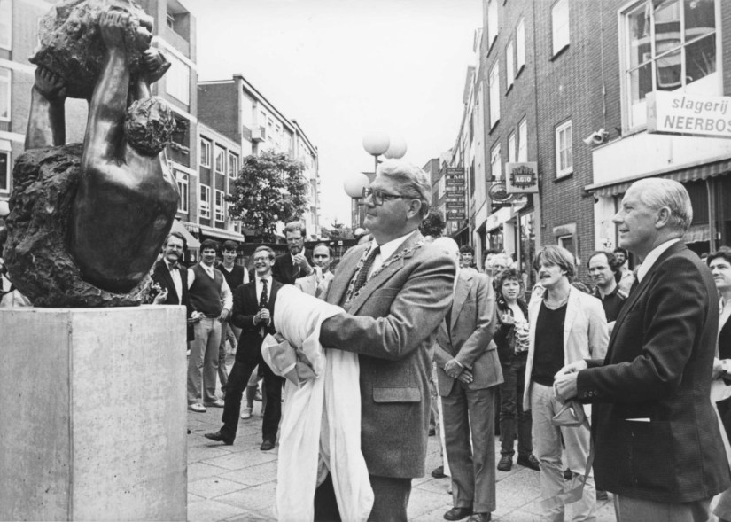 Moeder en kind, beeld van Pépé Gregoire: Onthulling van het beeldje van Haskoning door burgemeester F. Hermsen, 29 juni 1982. Bij de herinrichting van de Ganzenheuvel is het verplaatst naar de Papengas, bij het Glashuis (Peter Wiegerinck via F61292 RAN CCBYSA)