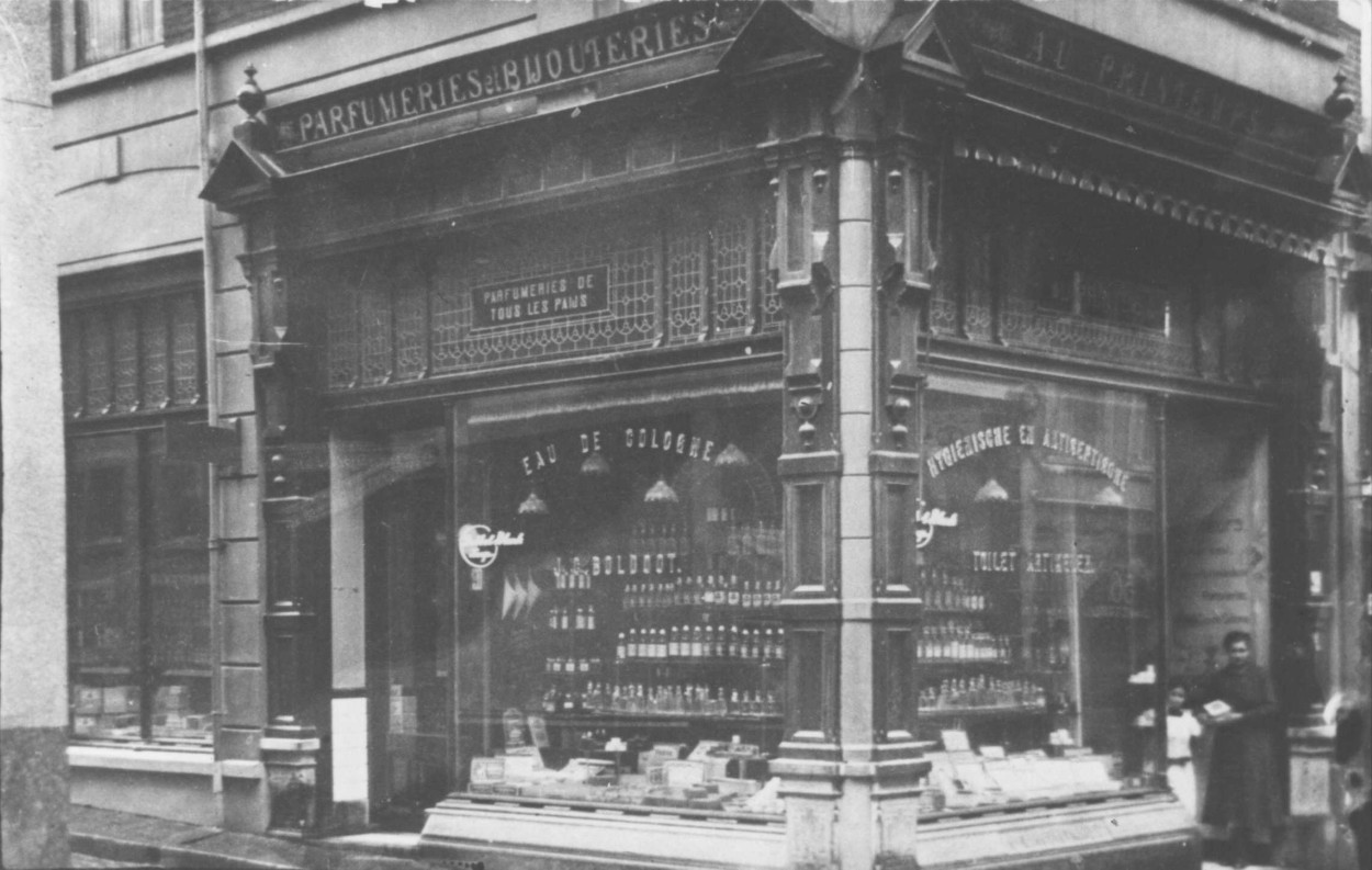 Parfumerie Au Printemps van L.F. Vosveld van Boeckholt, Broerstraat op de hoek met de Korte Nieuwstraat, 1910 (F15276 RAN)