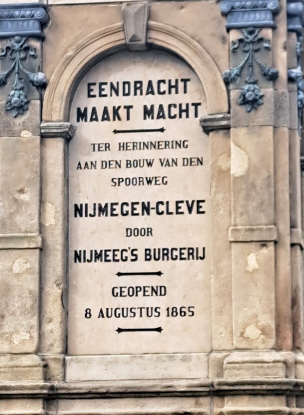 Sokkel Spoorwegmonument "Eendracht maakt macht - ter herinnering aan den bouw van den spoorweg Nijmegen-Cleve door Nijmeegs Burgerij - geopend 8 augustus 1865"  Hoogstraat Kelfkensbos Weve september 2025