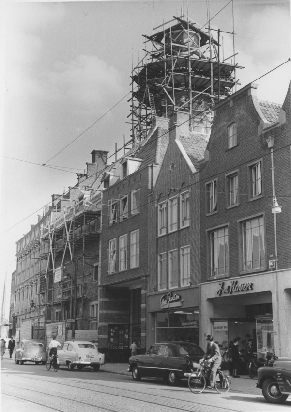 De in aanbouw zijnde toren van het Stadhuis, Theo Jansen en J. van den Hoven, Burchtstraat, juli 1952 (Commissariaat van Politie Nijmegen, afd. fotografie via F15636 RAN CC0)