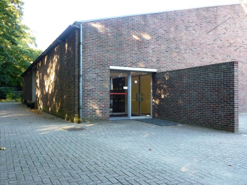 De Boskapel is tussen 1961 en 1963 gebouwd in opdracht van de paters Augustijnen die toen nog in het naastgelegen klooster woonden.
Het oorspronkelijke ontwerp is van architect J. Kayser die in 1925 ook het kloostergebouw ontwierp. Toen de bouw van de kapel in een vergevorderd stadium was, besloten de paters Augustijnen de opdracht alsnog aan de jonge architect G.J. van der Grinten te geven. Zijn opvattingen over architectuur sloten beter aan bij de moderne visie op de liturgie van het convent,  Graafseweg 276 Heseveld, 2013 (Henk van Gaal via DF3453 RAN CC0)