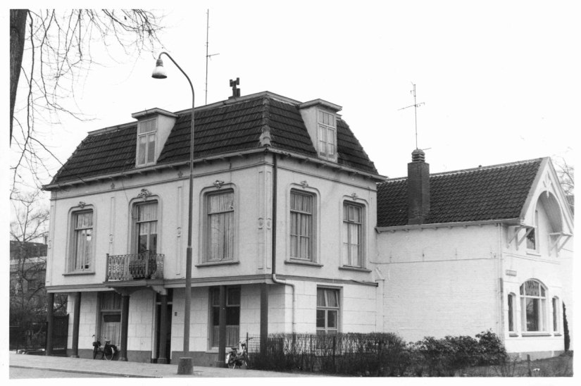 Woonhuis (uit 1891) ; rechts het pand Oude Graafseweg 1 (uit 1948), Wolfkuilseweg 31, 1969 (Evert F. van der Grinten via F78768 RAN CCBYSA tevens Auteursrechthouder)