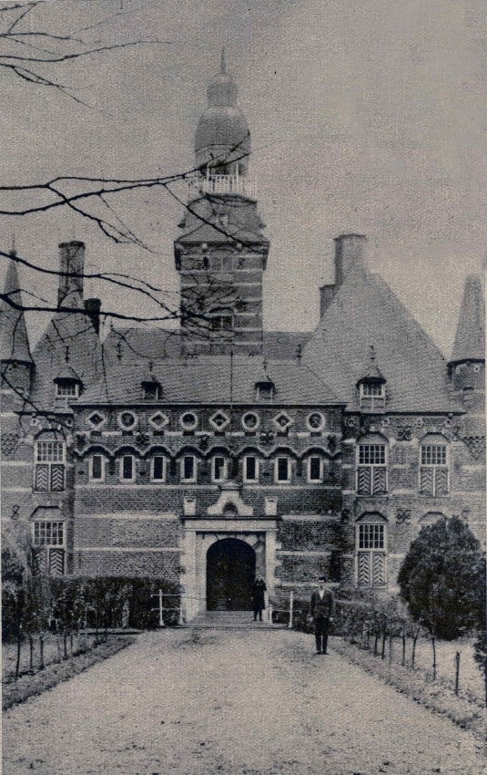 Kasateel Wijche, herbouwd door architect Ludewig: In 1392 wordt het kasteel van Wijchen voor het eerst genoemd en in zijn huidige vorm dateert het kasteel uit de periode 1609-1623 toen het kasteel bewoond werd door Emanuel van Portugal en Emilia van Nassau. Achtereenvolgens in handen van de families van Oostrum, de Perceval, van Swansbel en Osý. In 1906 brandde het kasteel af en de toenmalige bezitster, jonkvrouwe van Andringa de Kempenaer, liet het onder leiding van de Nijmeegse architect F.A. Ludewig in oorspronkelijke staat herbouwen, Kasteelselaan Wijchen, 1926 (Katholieke Illustratie via F87249 RAN)