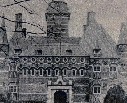 Kasateel Wijche, herbouwd door architect Ludewig: In 1392 wordt het kasteel van Wijchen voor het eerst genoemd en in zijn huidige vorm dateert het kasteel uit de periode 1609-1623 toen het kasteel bewoond werd door Emanuel van Portugal en Emilia van Nassau. Achtereenvolgens in handen van de families van Oostrum, de Perceval, van Swansbel en Osý. In 1906 brandde het kasteel af en de toenmalige bezitster, jonkvrouwe van Andringa de Kempenaer, liet het onder leiding van de Nijmeegse architect F.A. Ludewig in oorspronkelijke staat herbouwen, Kasteelselaan Wijchen, 1926 (Katholieke Illustratie via F87249 RAN)