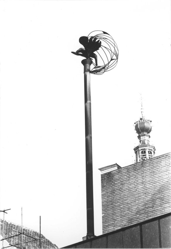 De "Paradijsvogel", vervaardigd van gedreven en gelast koper, door Marius van Beek, geplaatst op het gebouw van de Gelderlander in 1959 ; later verhuist naar de Winselingseweg 10 ; het kunstwerk is in 2017 gestolen, 1975 (Frans Kup via F19180 RAN CCBYSA)
