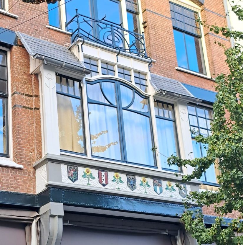 Stadswapens voormalige winkel Meulenberg Stikke Hezelstraat 2-4 (oktober 2025)